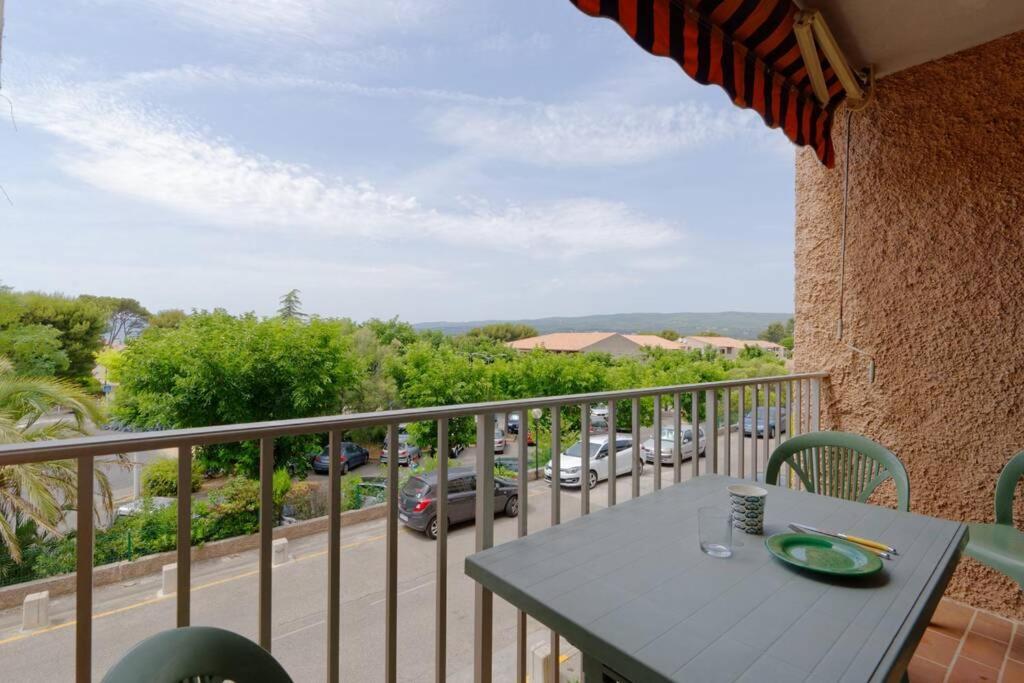 Apartament St-Cyr - Studio Avec Balcon, Vue Mer Et Proche Plage Saint-Cyr-sur-Mer Zewnętrze zdjęcie