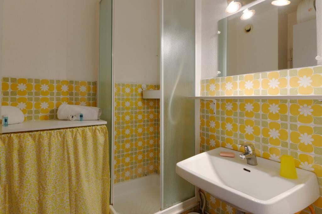 Apartament St-Cyr - Studio Avec Balcon, Vue Mer Et Proche Plage Saint-Cyr-sur-Mer Zewnętrze zdjęcie